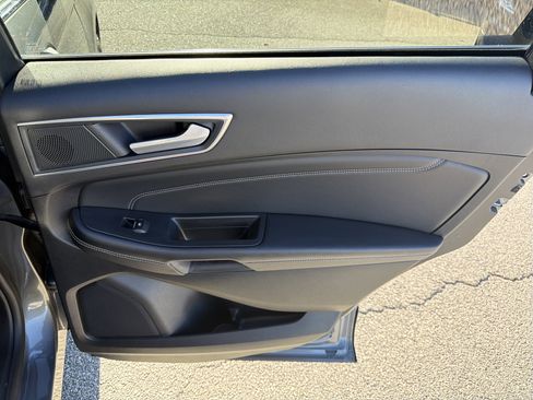 Used 2024 Ford Edge Titanium image 28