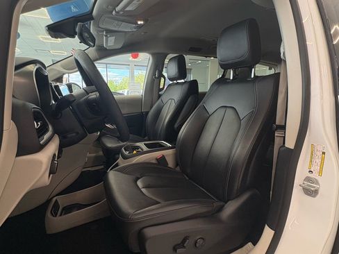 Used 2024 Chrysler Pacifica Touring-L FWD image 23