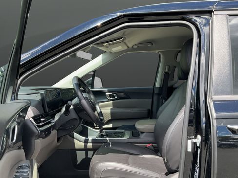 Used 2025 Kia Carnival FWD image 17