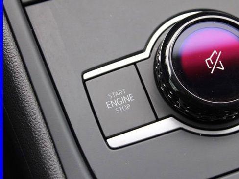 Used 2025 Volkswagen Tiguan SE image 32