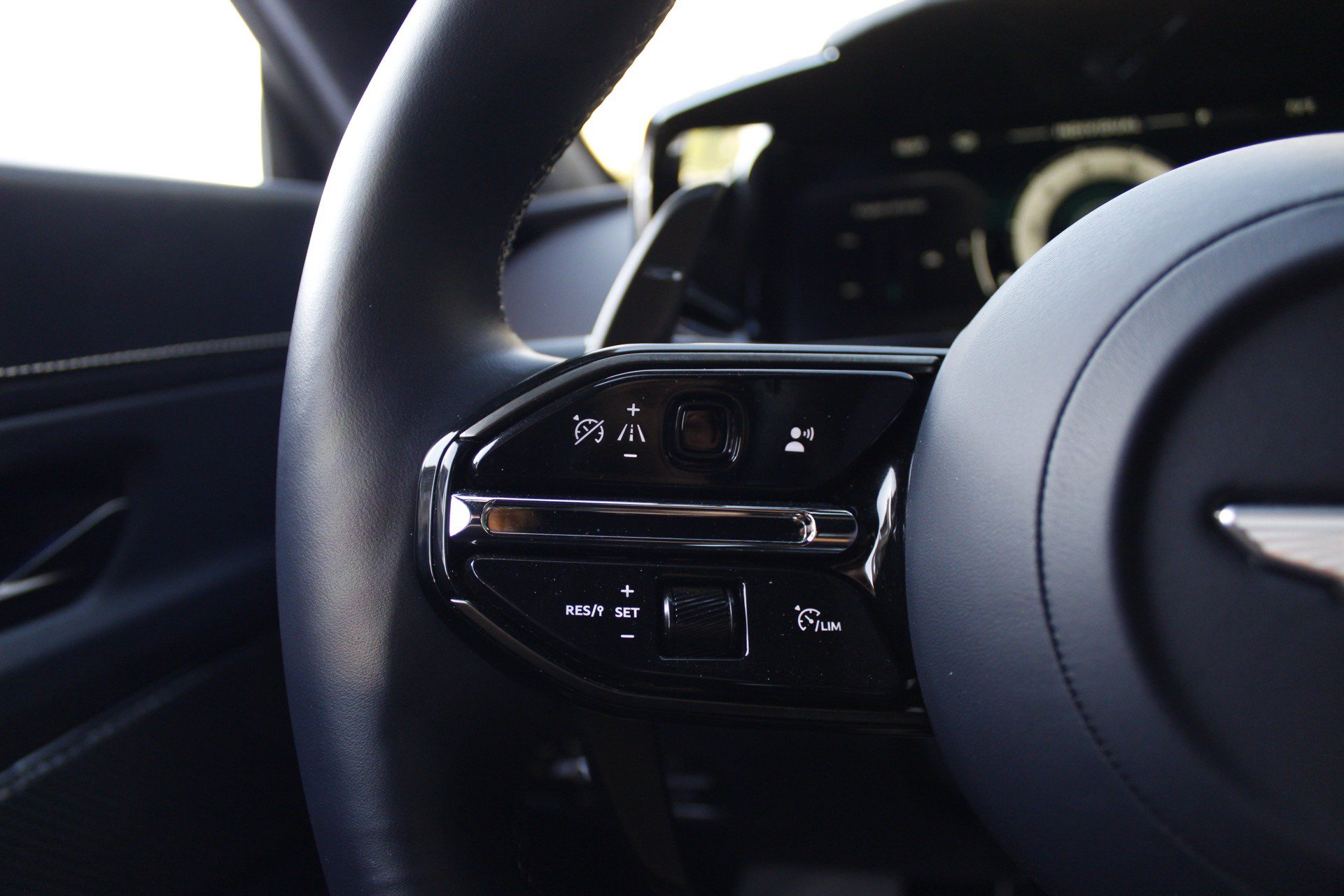 Used 2025 Aston Martin V8 Vantage Coupe RWD image 38