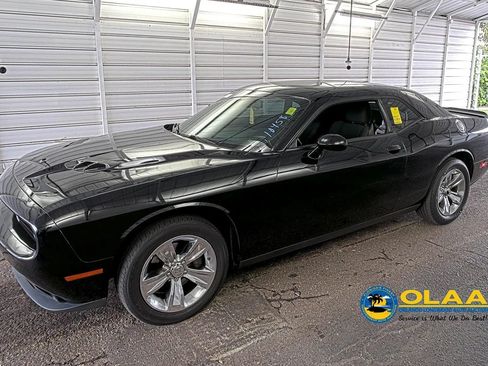 Used 2018 Dodge Challenger SXT RWD image 1