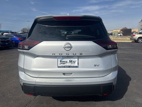 Used 2024 Nissan Rogue SV image 3