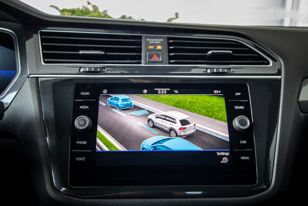 Certified 2023 Volkswagen Tiguan SE R-Line FWD image 41