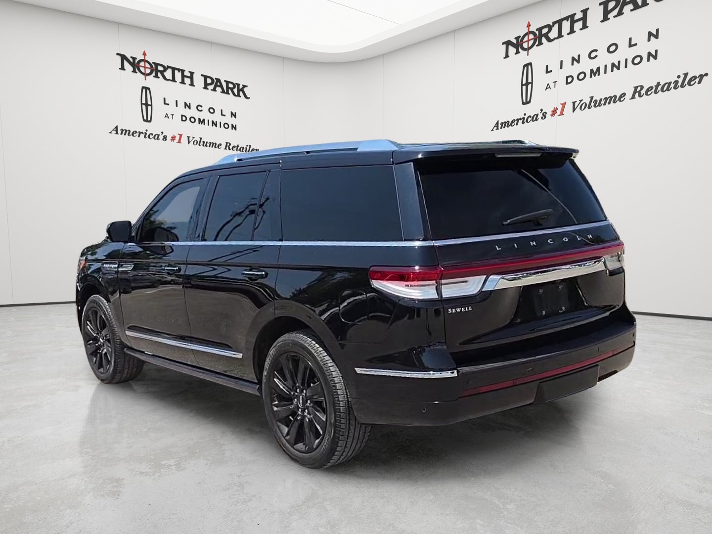 Used 2023 Lincoln Navigator Reserve AWD/4WD image 3