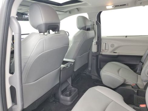 Used 2022 Toyota Sienna XLE image 15