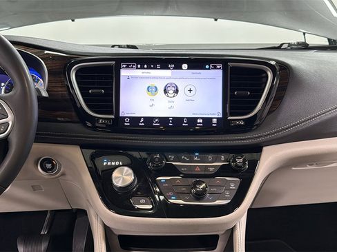 Used 2022 Chrysler Pacifica Limited image 10