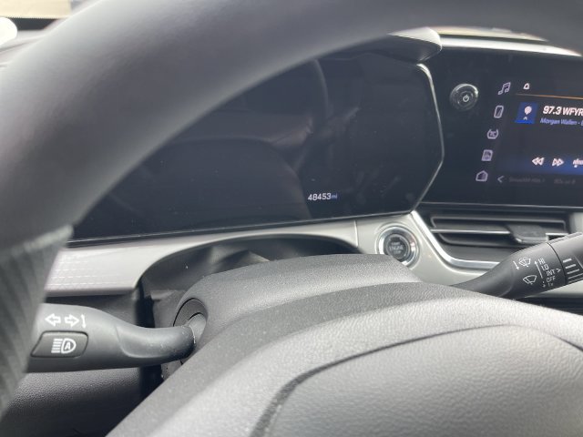 Used 2025 Chevrolet Trax LT FWD image 2