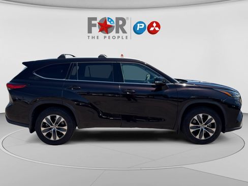 Used 2022 Toyota Highlander XLE AWD/4WD image 6