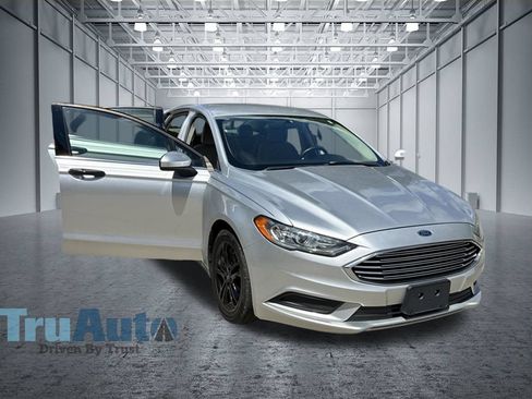 Used 2018 Ford Fusion SE w/ Fusion SE Technology Package FWD image 10