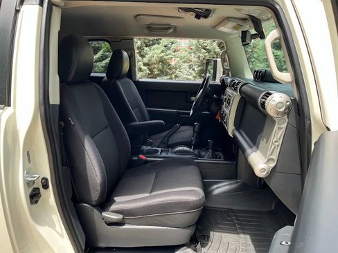 Used 2014 Toyota FJ Cruiser 4WD w/ Convenience Package image 37