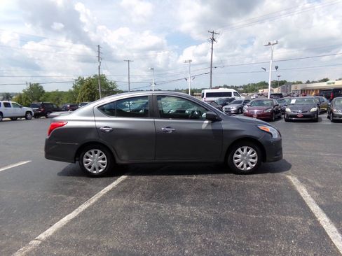 Used 2019 Nissan Versa SV FWD image 5
