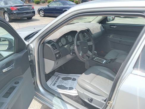 Used 2005 Chrysler 300 image 6