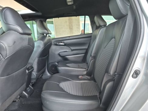 Used 2022 Toyota Highlander XSE FWD image 10