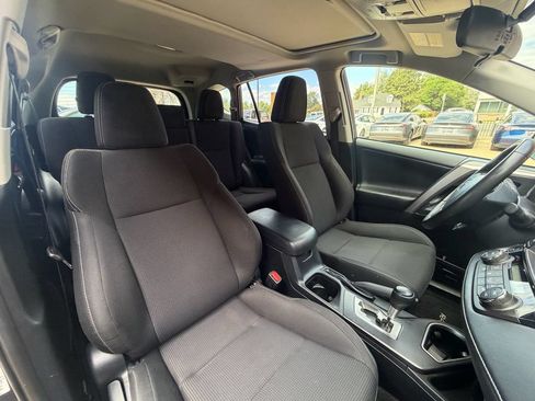 Used 2018 Toyota RAV4 XLE AWD/4WD image 4