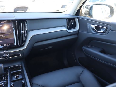 Used 2025 Volvo XC60 B5 Plus image 13