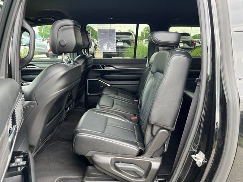 Used 2024 Jeep Wagoneer L Series II w/ Flexible Seating Group AWD/4WD image 9