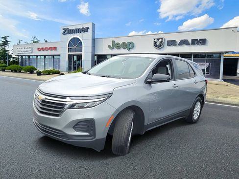 Used 2024 Chevrolet Equinox LS w/ LS Convenience Package FWD image 2