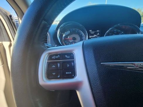 Used 2015 Chrysler Town & Country Touring FWD image 13
