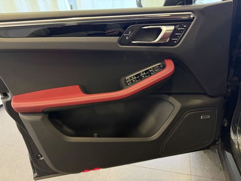 Certified 2025 Porsche Macan image 14