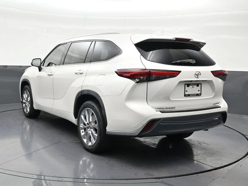 Used 2021 Toyota Highlander Limited FWD image 3