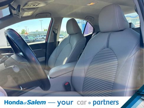 Used 2019 Toyota Camry SE w/ Carpet Mat Package FWD image 11
