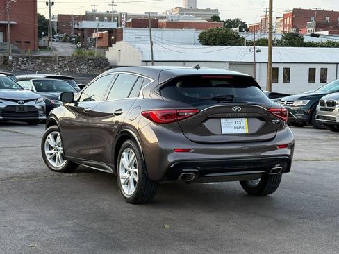 Used 2017 INFINITI QX30 FWD image 4