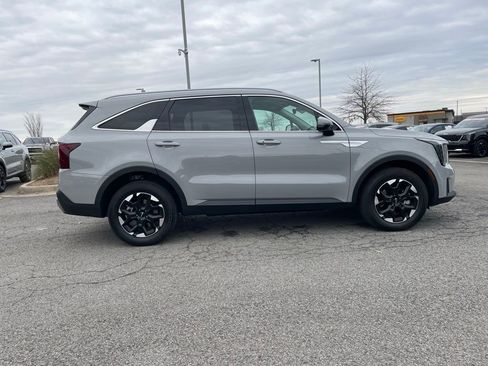 Used 2025 Kia Sorento S image 9