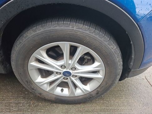 Used 2017 Ford Escape SE w/ Equipment Group 201A image 4