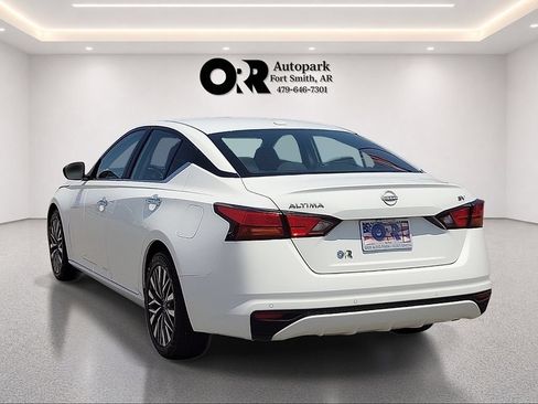 Used 2024 Nissan Altima 2.5 SV FWD image 4