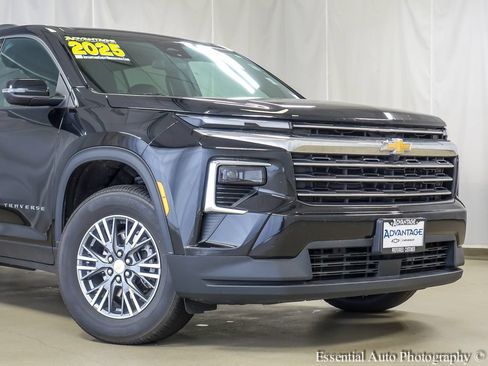 Used 2025 Chevrolet Traverse LT AWD/4WD image 3