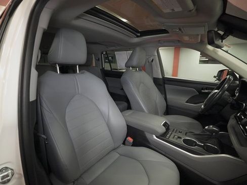 Used 2021 Toyota Highlander XLE image 19