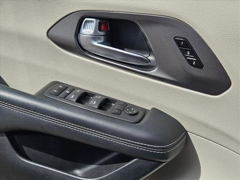 Used 2023 Chrysler Pacifica Touring-L FWD image 10