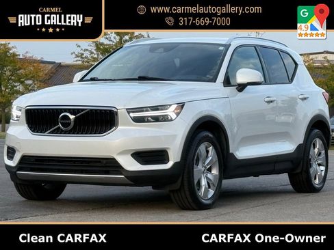 Used 2022 Volvo XC40 T4 Momentum image 1