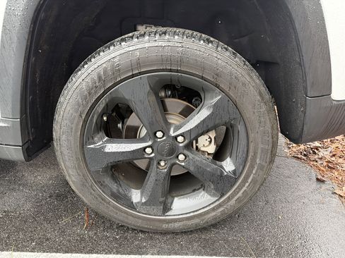 Used 2024 Jeep Grand Cherokee Altitude image 14