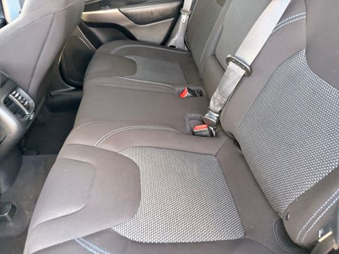 Used 2019 Jeep Cherokee Latitude w/ Popular Appearance Group FWD image 16