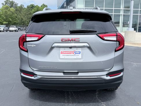 Used 2024 GMC Terrain SLT w/ Tech Package FWD image 8