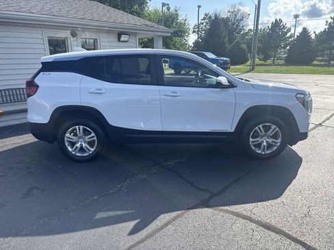 Used 2023 GMC Terrain SLE image 2