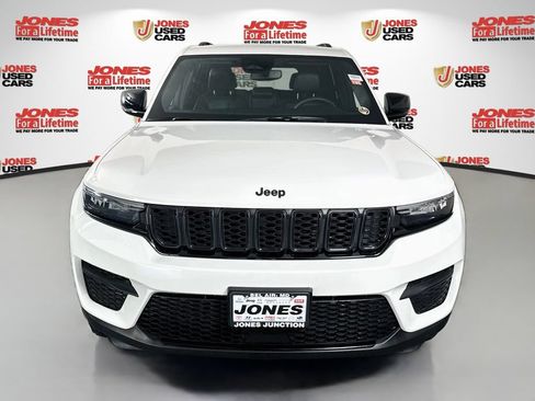 Used 2024 Jeep Grand Cherokee Altitude AWD/4WD image 13