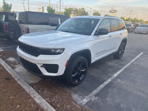 Used 2022 Jeep Grand Cherokee Altitude image 2