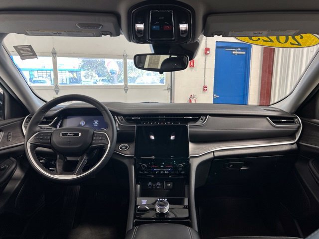 Used 2023 Jeep Grand Cherokee Limited AWD/4WD image 16