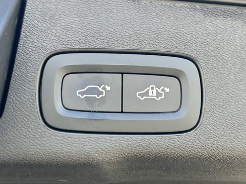 Used 2022 Volvo XC60 B6 R-Design image 15