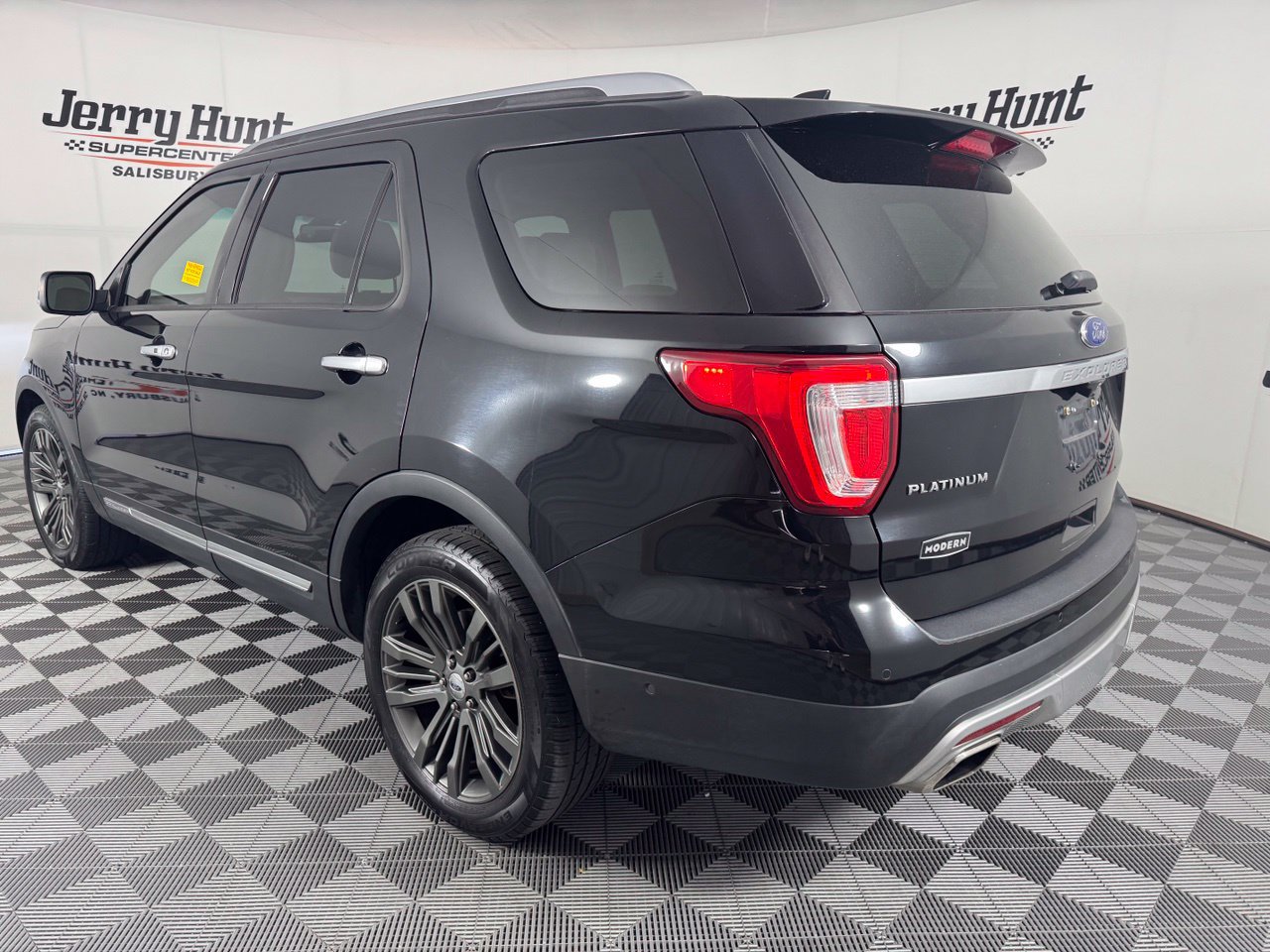 Used 2017 Ford Explorer Platinum AWD/4WD image 8
