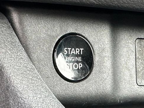 Used 2024 Nissan Rogue SV FWD image 9