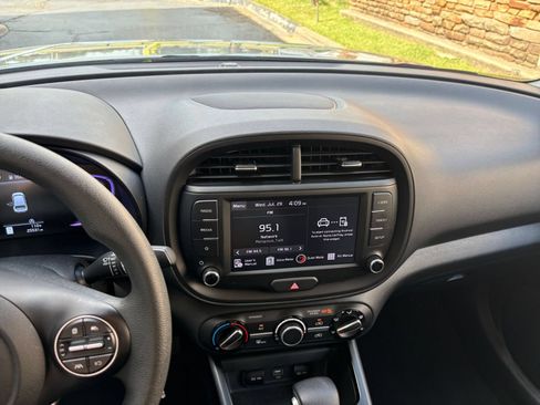 Used 2025 Kia Soul LX w/ LX Technology Package FWD image 16