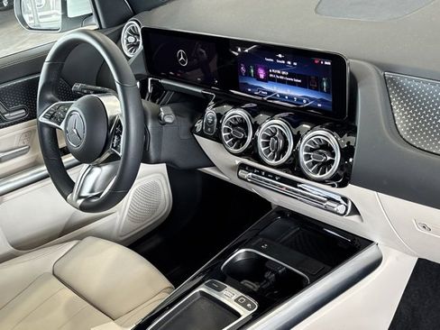 Certified 2025 Mercedes-Benz GLA 250 image 32