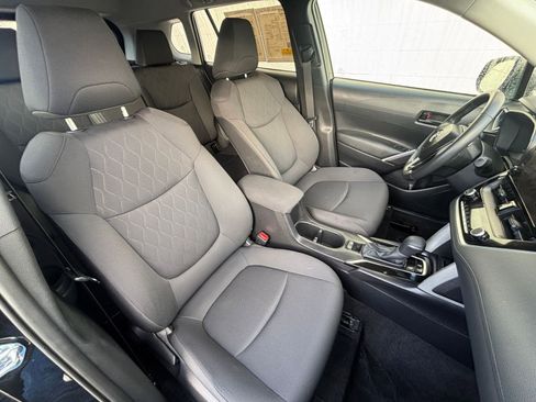 Used 2025 Toyota Corolla Cross LE image 36