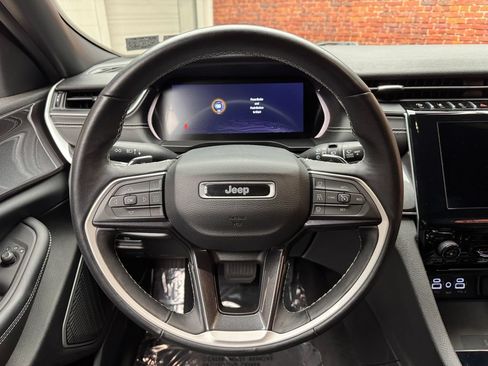 Used 2022 Jeep Grand Cherokee Altitude AWD/4WD image 13