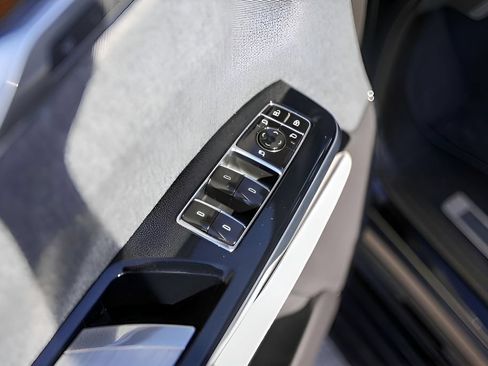 Used 2025 Cadillac Escalade Sport Platinum w/ LPO, Floor Liner Package AWD/4WD image 17