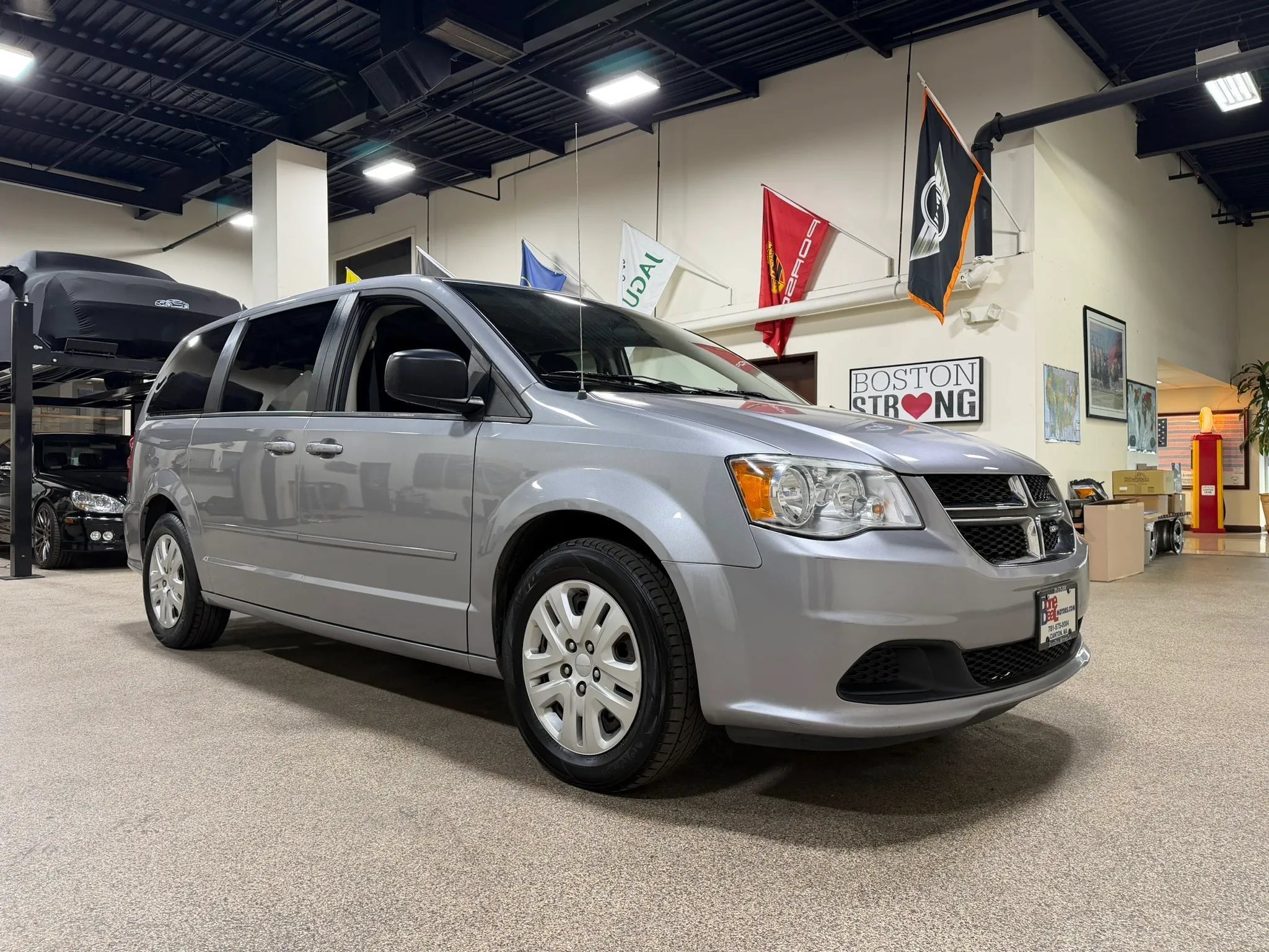 Used 2017 Dodge Grand Caravan SE FWD image 4